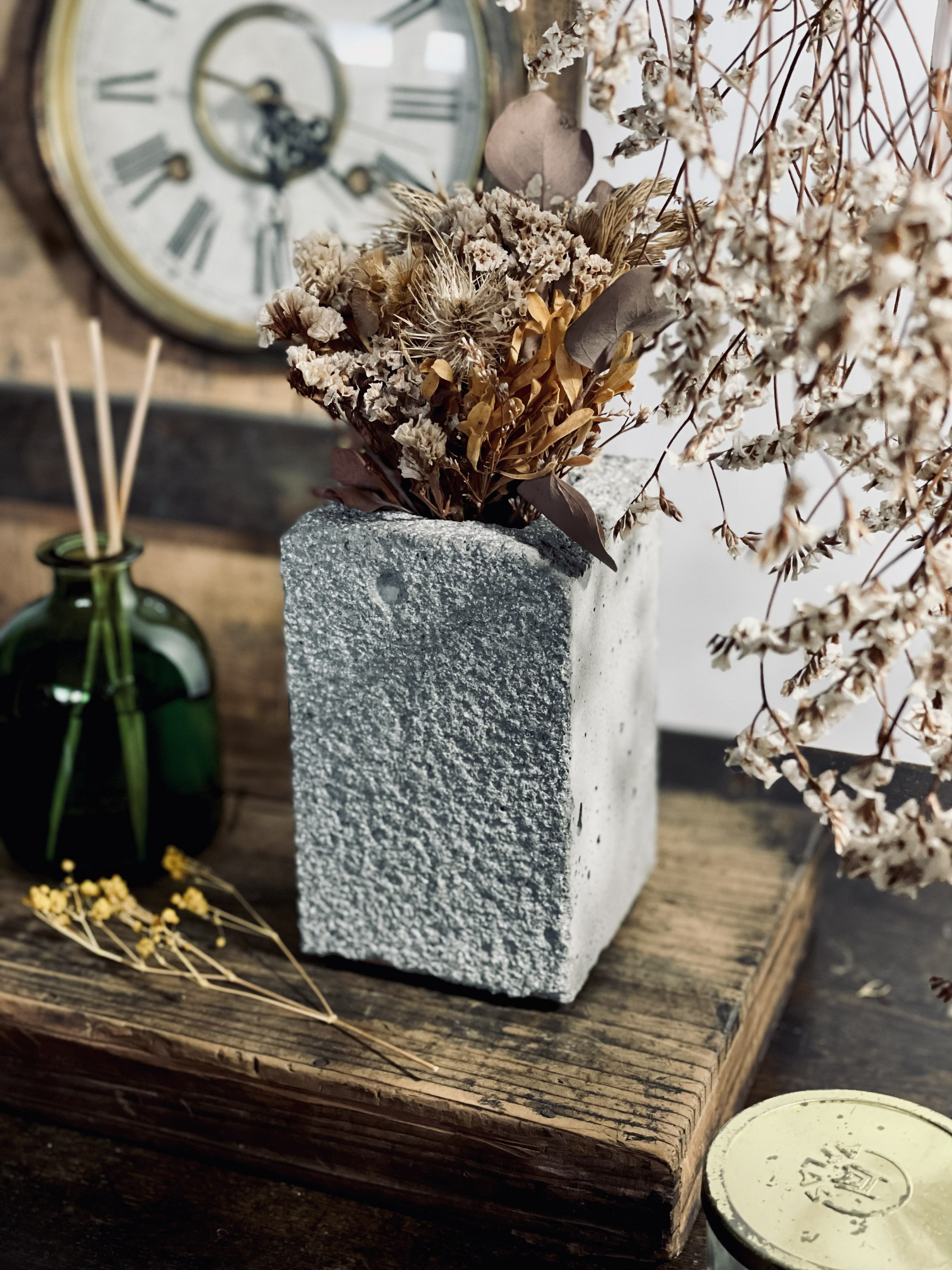 作品とドライフラワーの丸い写真