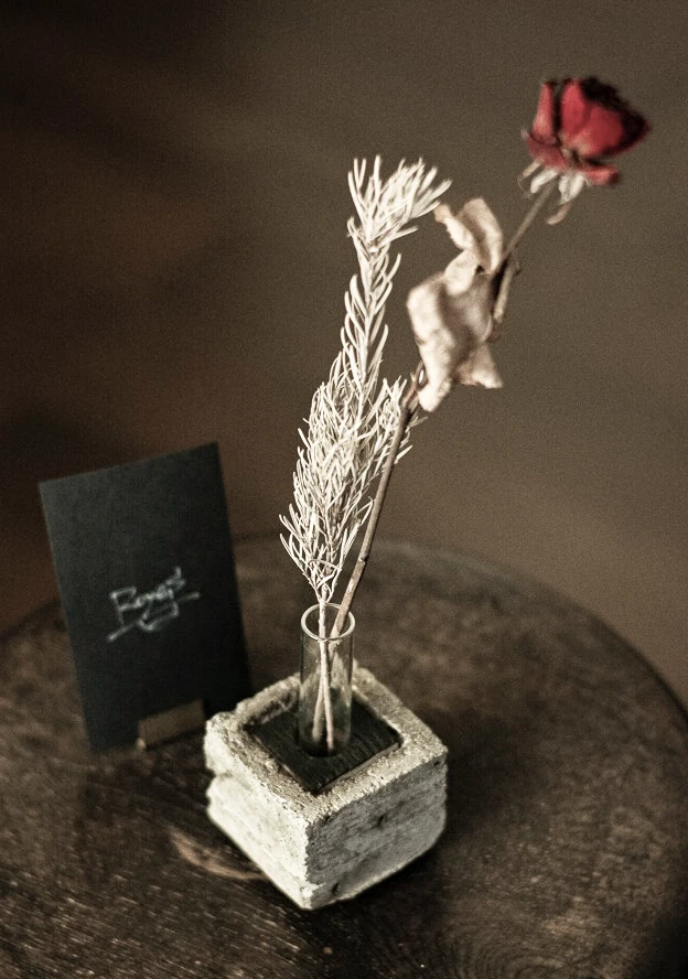 ドライフラワーを挿したコンクリート製の花器